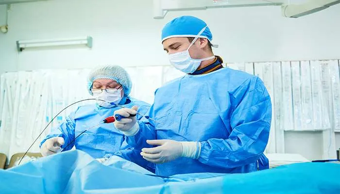 2 پزشک در حال انجام جراحی در اتاق عمل